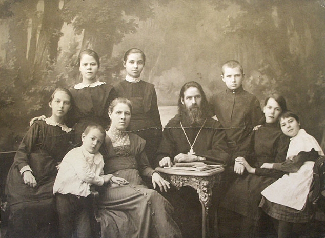 Протоиерей Сергий Вейсов с семейством